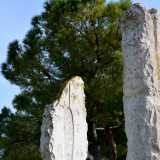 Il blocco di pietra anteriore funge invece da gnomone grazie a una fenditura posta sulla sommit�. � proprio attraverso questo spacco, largo 2,7 centimetri e alto 12 centimetri, che passa il raggio di sole che in combinazione con l�ombra prodotta dallo gnomome va a segnare il mezzogiorno sulla curva analemmetica